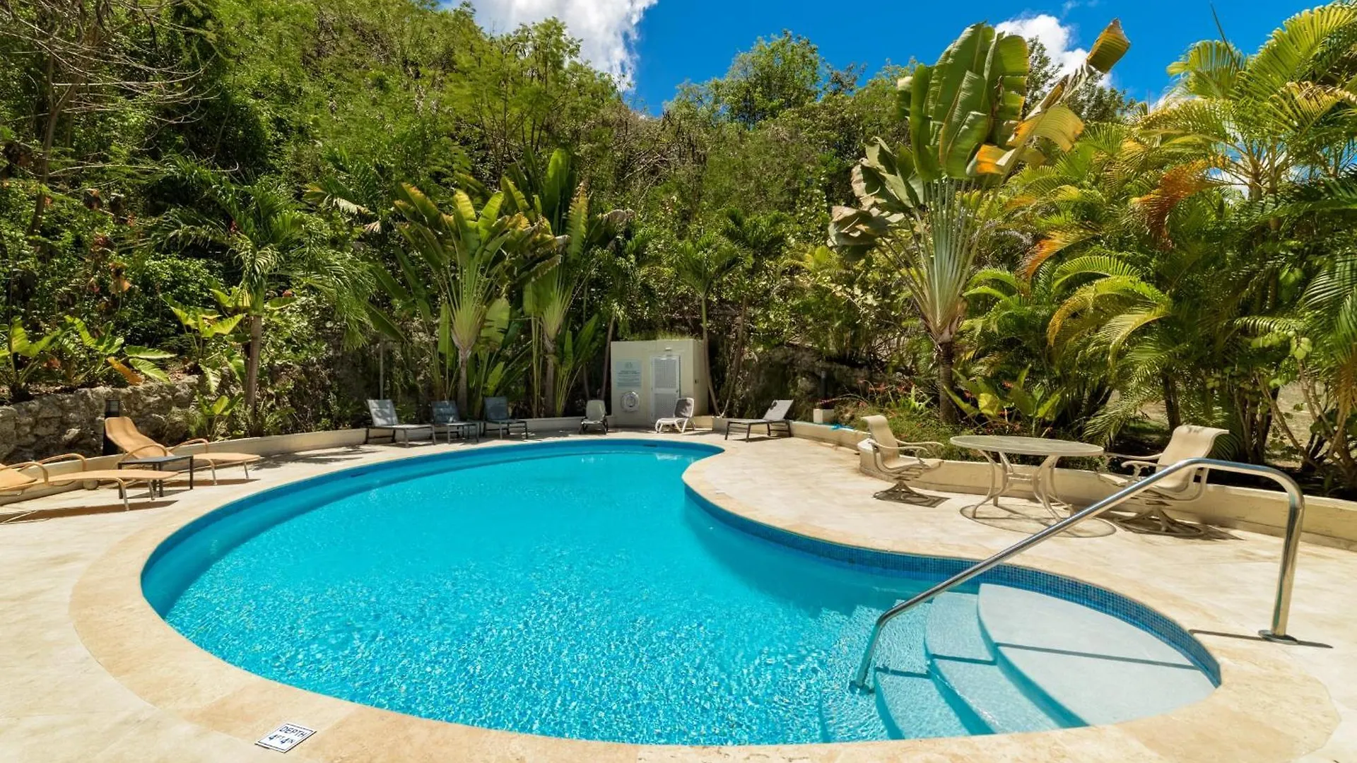 Golden Acre Beach Villa-2 Mins Walk - Alleynes Bay Saint James