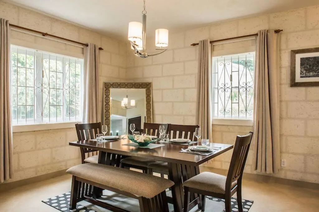 Golden Acre Beach Villa-2 Mins Walk - Alleynes Bay 세인트 제임스 0*,  바베이도스